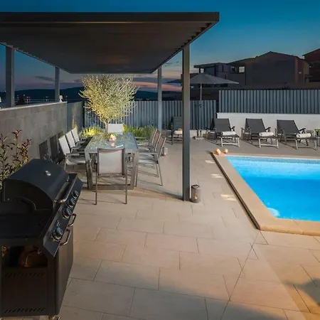 Charming With Private Pool And Sea View Medulin
