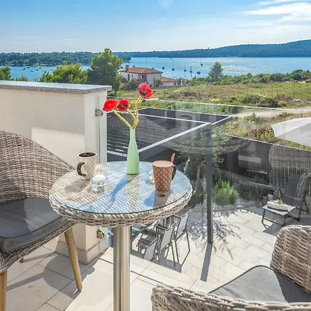 Charming With Private Pool And Sea View Medulin