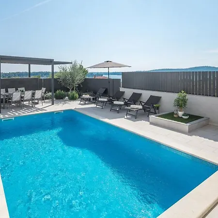 Charming With Private Pool And Sea View Villa Medulin