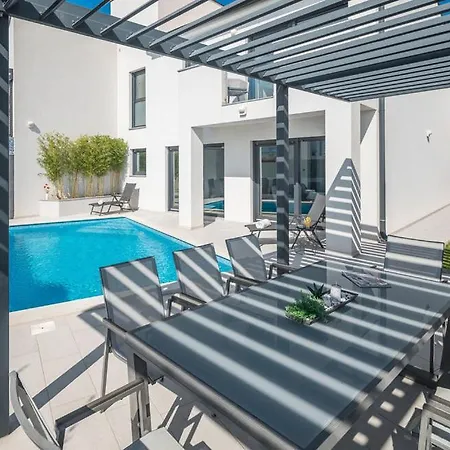 Villa Charming With Private Pool And Sea View