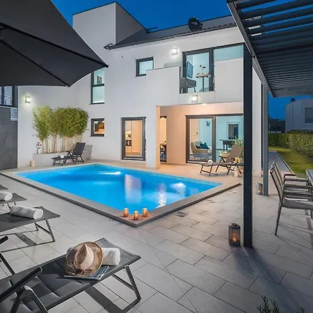 Charming With Private Pool And Sea View Villa *
