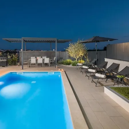 Charming With Private Pool And Sea View Villa Medulin