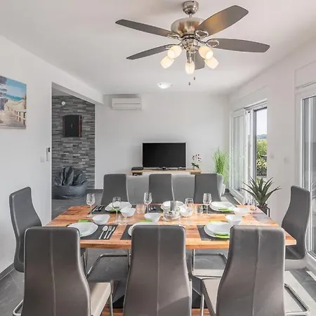 Charming With Private Pool And Sea View Medulin
